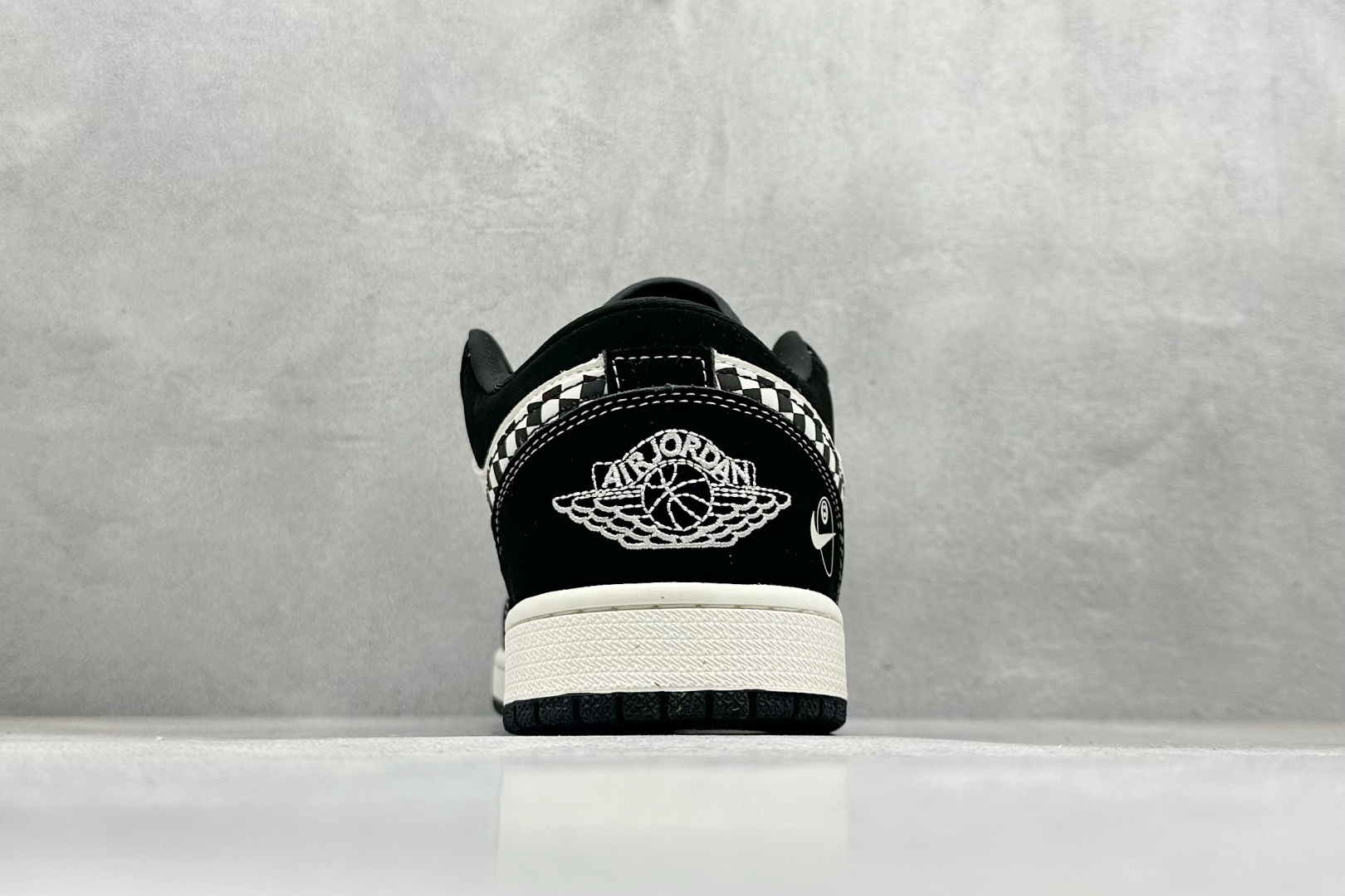 Nike Jordan Air Jordan 1 “斯图西联名——台球米黑方格” 高端定制 乔丹低帮休闲板鞋 LJ2025-001