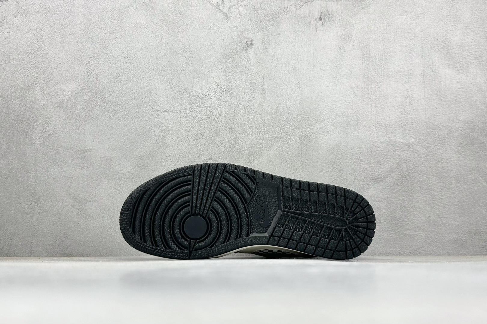 Nike Jordan Air Jordan 1 “斯图西联名——台球米黑方格” 高端定制 乔丹低帮休闲板鞋 LJ2025-001