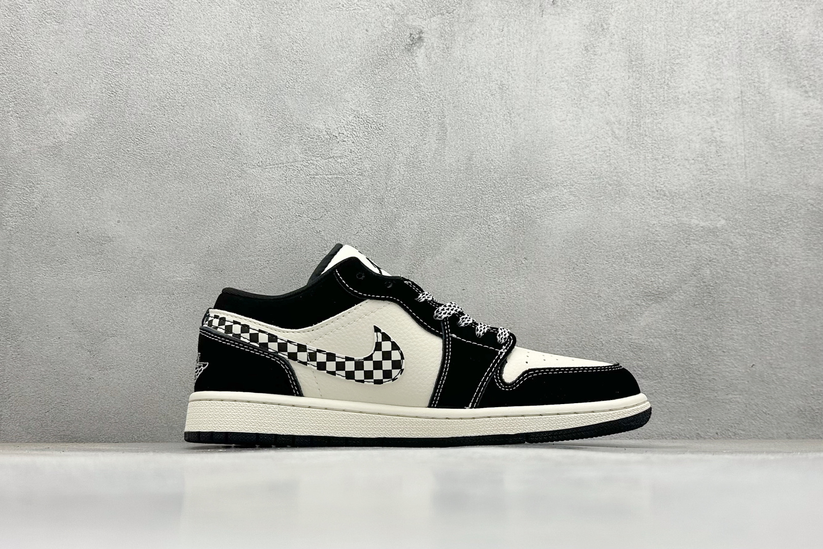 Nike Jordan Air Jordan 1 “斯图西联名——台球米黑方格” 高端定制 乔丹低帮休闲板鞋 LJ2025-001