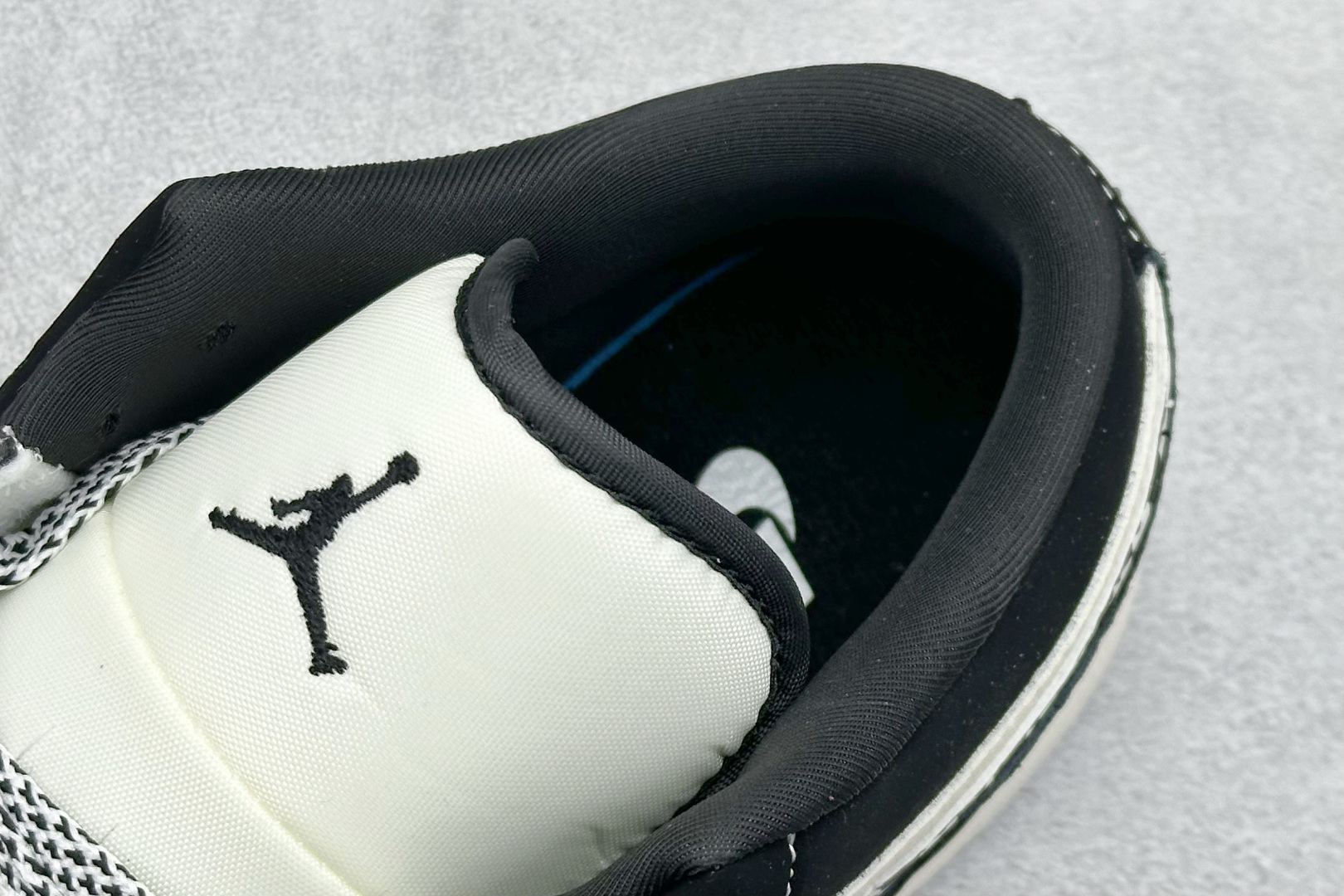 Nike Jordan Air Jordan 1 “斯图西联名——台球米黑方格” 高端定制 乔丹低帮休闲板鞋 LJ2025-001