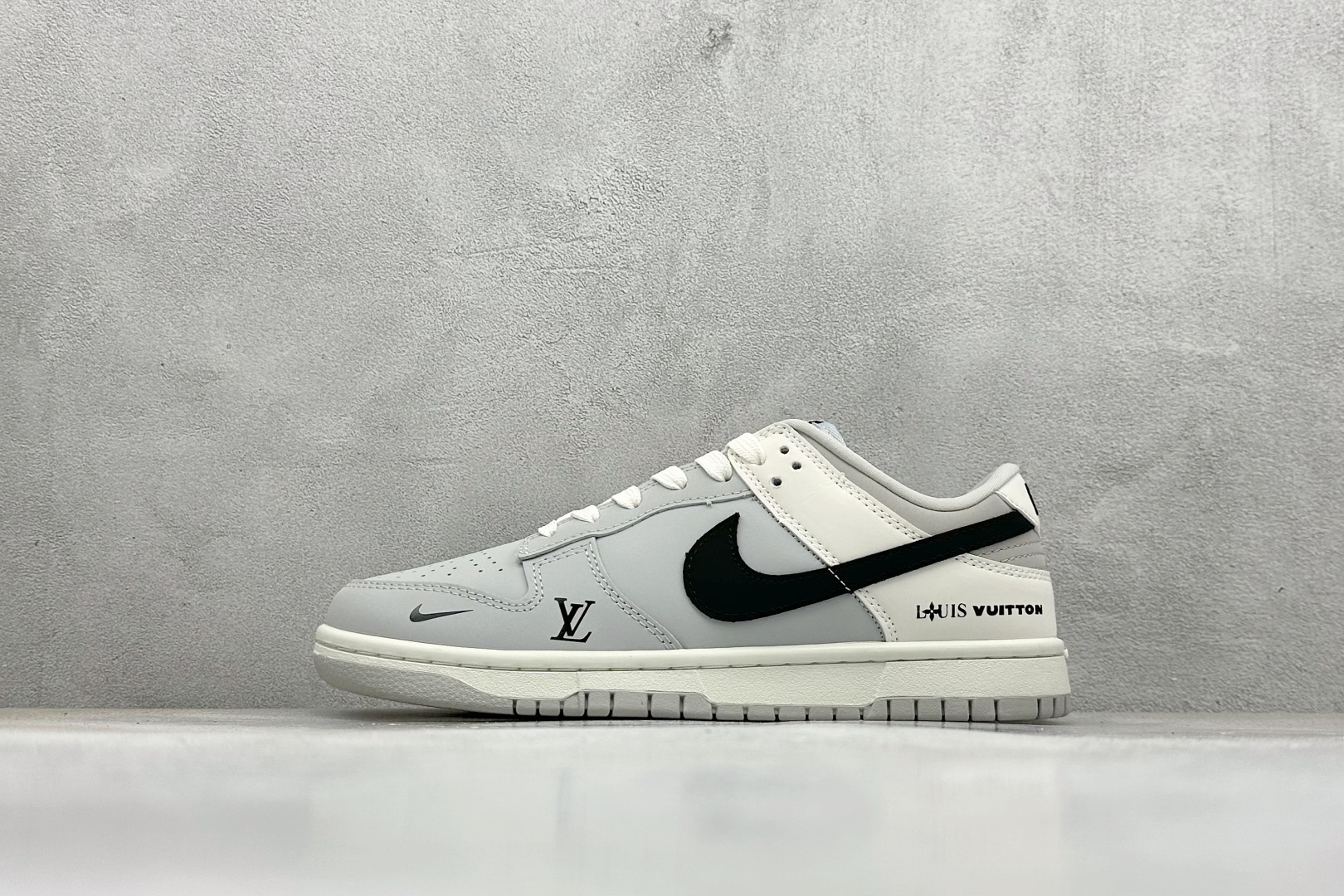 NO:341801,【Spot】Open store Nike SB Dunk Low Co-branded by Louis Vuitton - LV white, gray and black color combination High-end customization Low top casual board shoes Customized shoe box Large factory pure original quality shipment Ultra high cleanliness The leather is clean and has no burrs, perfect details Product number XY2026-153 Size: 36 36.5 37.5 38 38.5 39 40 40.5 41 42 42.5 43 44 44.5 45 Code 30, sports shoes series, louis vuitton, louis vuitton, sneakers19860909【現貨】 放店私 Nike SB Dunk Low 路易威登联名——lv白灰黑配色 高端定制 低帮休闲板鞋 定制鞋盒 大厂纯原品质出货 超高清洁度 皮料切割干净无任何毛边 细节完美 货号XY2026-153 Size: 36 36.5 37.5 38 38.5 39 40 40.5 41 42 42.5 43 44 44.5 45 编码30,运动鞋系列,louis vuitton,louis vuitton,sneakers,Men's shoes
