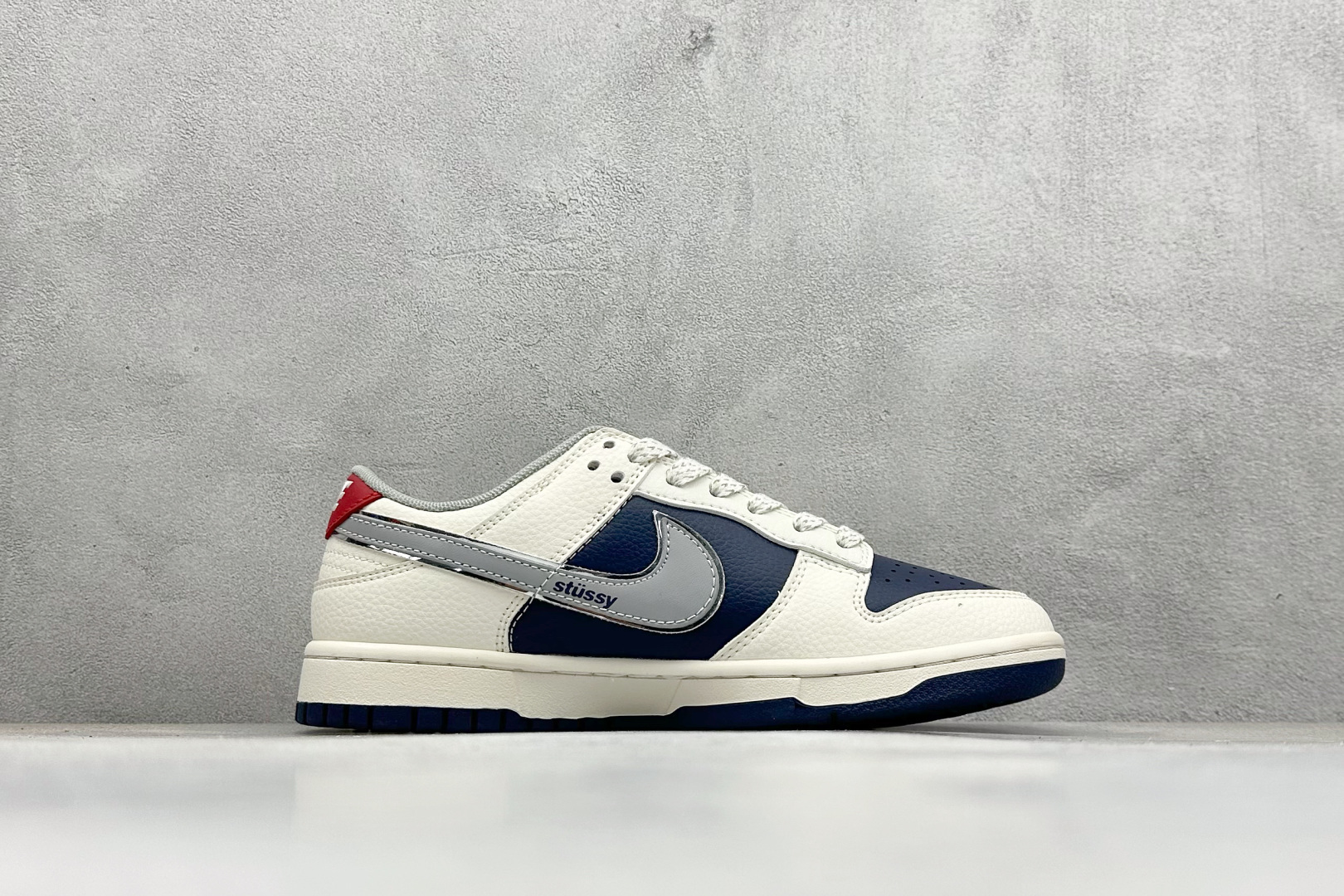 Nike SB Dunk Low“斯图西联名——蓝白灰勾” 高端定制 低帮休闲板鞋 SD6868-107