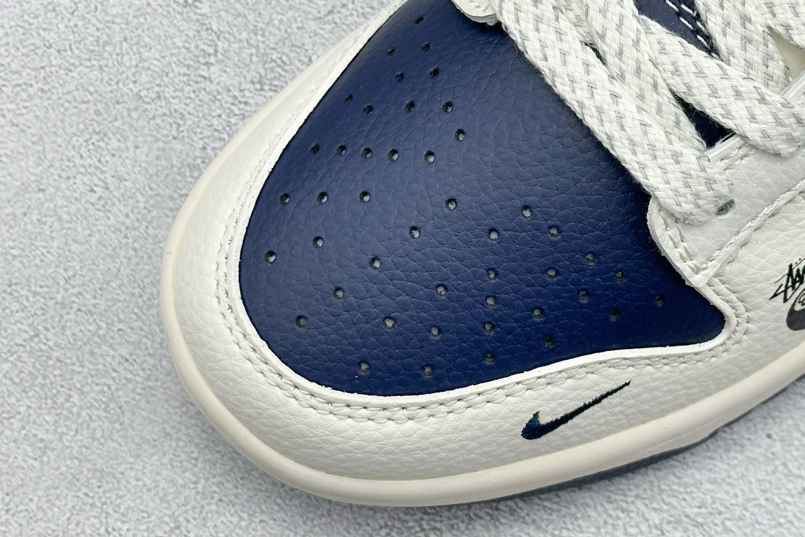 Nike SB Dunk Low“斯图西联名——蓝白灰勾” 高端定制 低帮休闲板鞋 SD6868-107