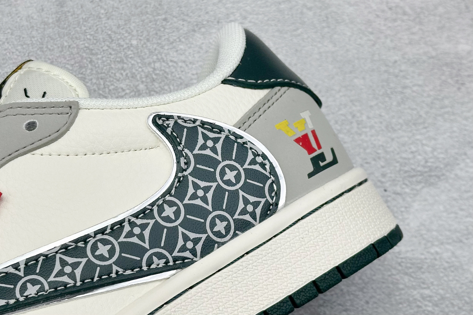 Travis Scott x Nike Air Jordan 1 Low x Louis Vuitton Air Jordan 1 Low 反转灰白小勾满天星倒钩 HS8068-041-莆田鞋,莆田鞋货源,高仿鞋,高仿鞋货源,安福档口,莆田高仿鞋,莆田鞋批发,高仿鞋批发,莆田高仿运动鞋,高仿运动鞋,莆田运动鞋 Travis Scott x Nike Air Jordan 1 Low x Louis Vuitton Air Jordan 1 Low 反转灰白小勾满天星倒钩 HS8068-041