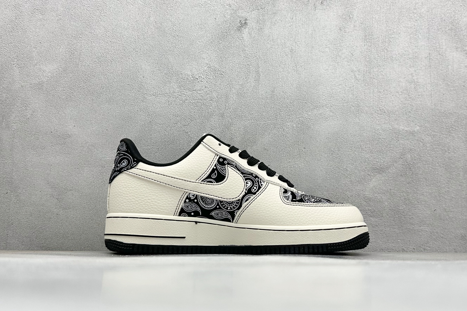 SC版Nike Air Force 1'07 Low 腰果花 经典白黑 空军一号低帮休闲板鞋 ZD1988-005-莆田鞋,莆田鞋货源,高仿鞋,高仿鞋货源,安福档口,莆田高仿鞋,莆田鞋批发,高仿鞋批发,莆田高仿运动鞋,高仿运动鞋,莆田运动鞋 SC版Nike Air Force 1'07 Low 腰果花 经典白黑 空军一号低帮休闲板鞋 ZD1988-005