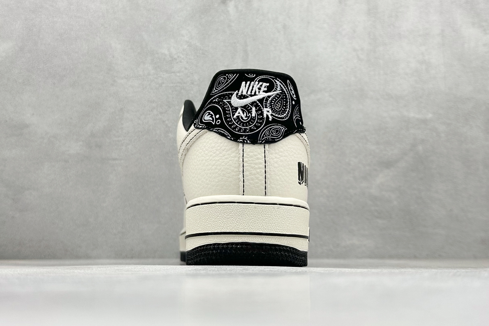 SC版Nike Air Force 1'07 Low 腰果花 经典白黑 空军一号低帮休闲板鞋 ZD1988-005-莆田鞋,莆田鞋货源,高仿鞋,高仿鞋货源,安福档口,莆田高仿鞋,莆田鞋批发,高仿鞋批发,莆田高仿运动鞋,高仿运动鞋,莆田运动鞋 SC版Nike Air Force 1'07 Low 腰果花 经典白黑 空军一号低帮休闲板鞋 ZD1988-005