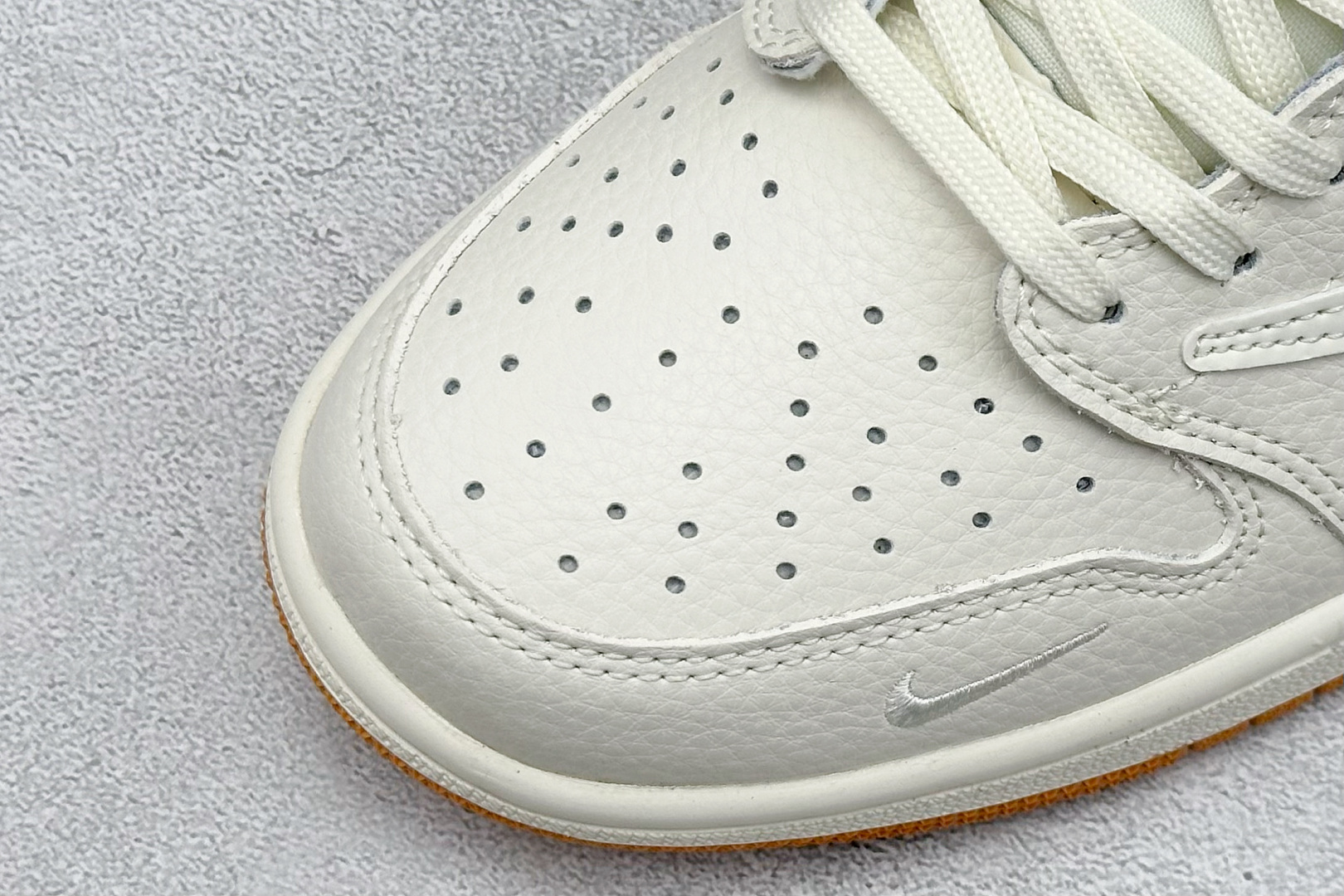 XC版Travis Scott x Nike Air Jordan 1 Low x GUCCI Air Jordan 1 Low 反转米白小勾倒钩 LD2028-049