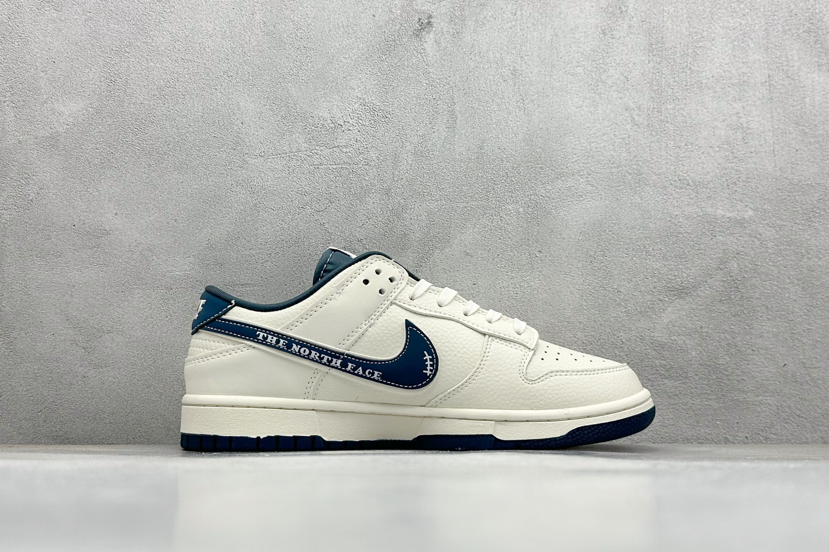 XC版Nike SB Dunk Low“ 北面联名——米蓝字母勾” 周年高端定制 低帮休闲板鞋 SR2025-003