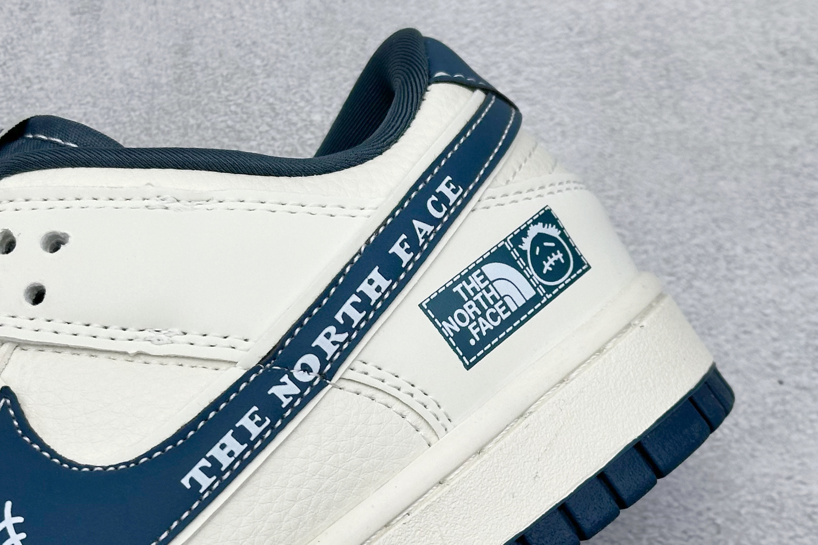 XC版Nike SB Dunk Low“ 北面联名——米蓝字母勾” 周年高端定制 低帮休闲板鞋 SR2025-003