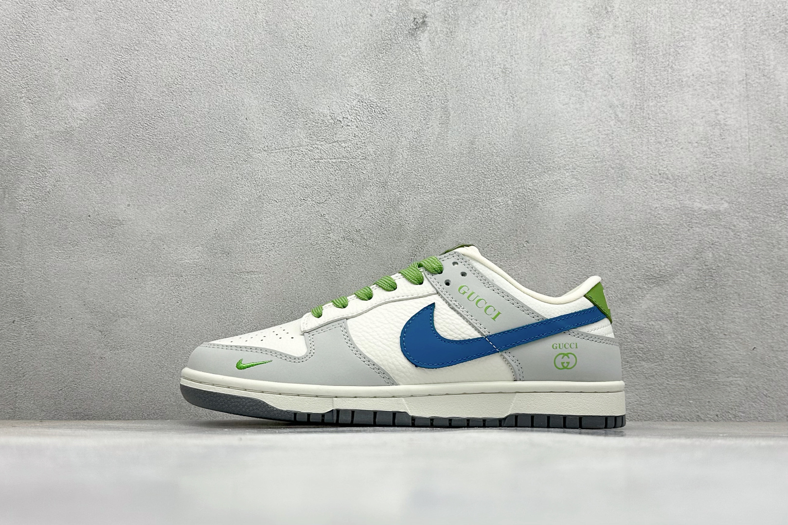 NO:341769,【Spot】Open store Nike SB Dunk Low x GUCCI White, gray and green hooks, produced by Pure original factory, highly recommended Original head layer material, Exclusive version distillation processing, brings better visual and foot experience, Pure original quality shipment of large factory, Cleanliness, Electric embroidery process, leather is clean and without any burrs, perfect details Official item number XY2026 154 Size 36 36.5 37.5 38 38.5 39 40 40.5 41 42 42.5 43 44 44.5 45 Code 30, sports shoes series, gucci, sneakers19860909【現貨】 放店私 Nike SB Dunk Low x GUCCI 白灰绿小钩 纯原大厂出品 极力推荐 原装头层材料 独家版型蒸餾加工 帶來的是更好的视觉和脚感体验 大厂纯原品质出货 清洁度 电绣工艺 皮料切割干净无任何毛边 细节完美 官方货号XY2026 154 尺码36 36.5 37.5 38 38.5 39 40 40.5 41 42 42.5 43 44 44.5 45 编码30,运动鞋系列,gucci,sneakers,Men's shoes