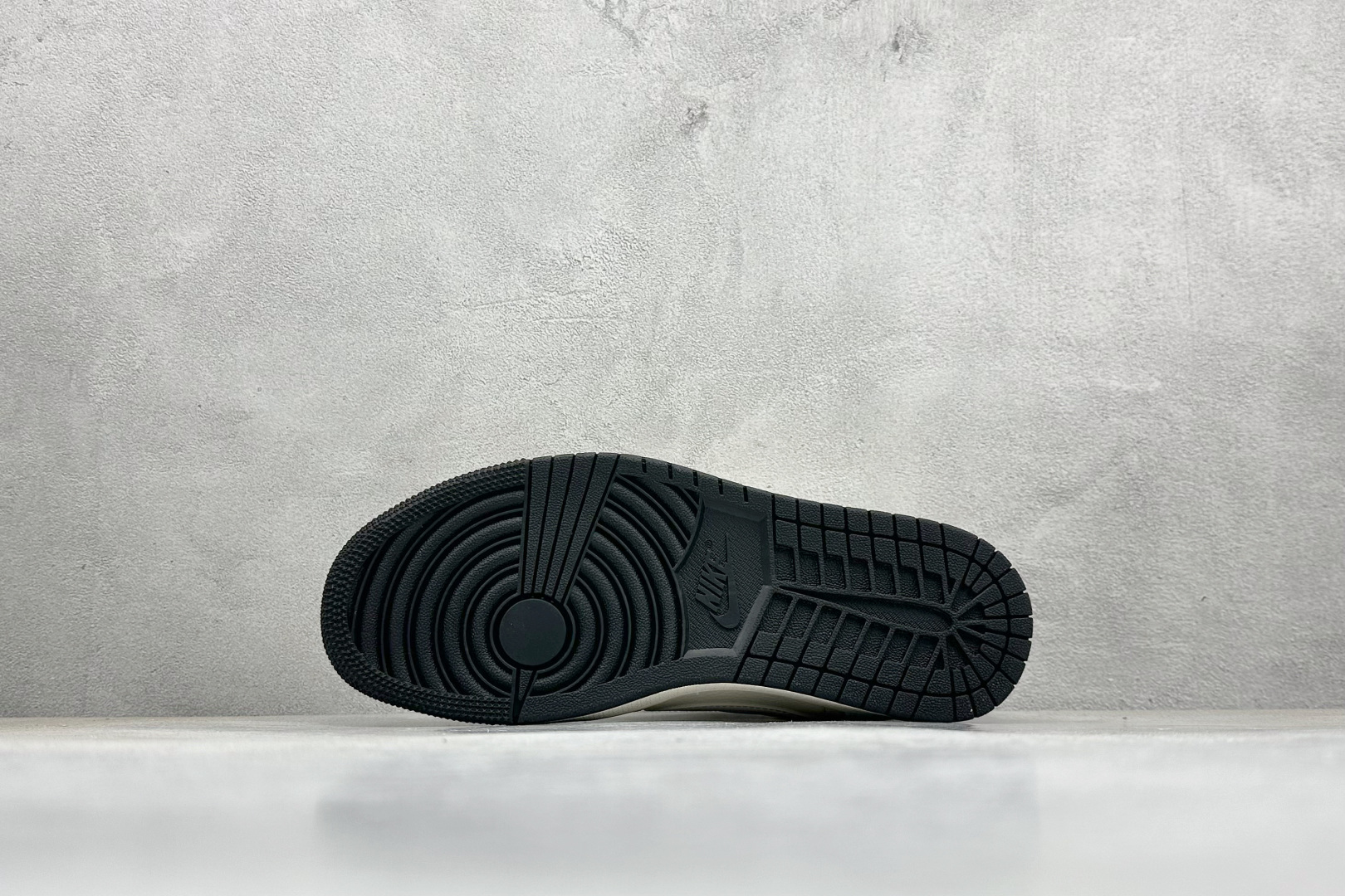 Travis Scott x Nike Air Jordan 1 Low x NIKE Air Jordan 1 Low 反转米白黑小勾满天星倒钩 JP1628-254