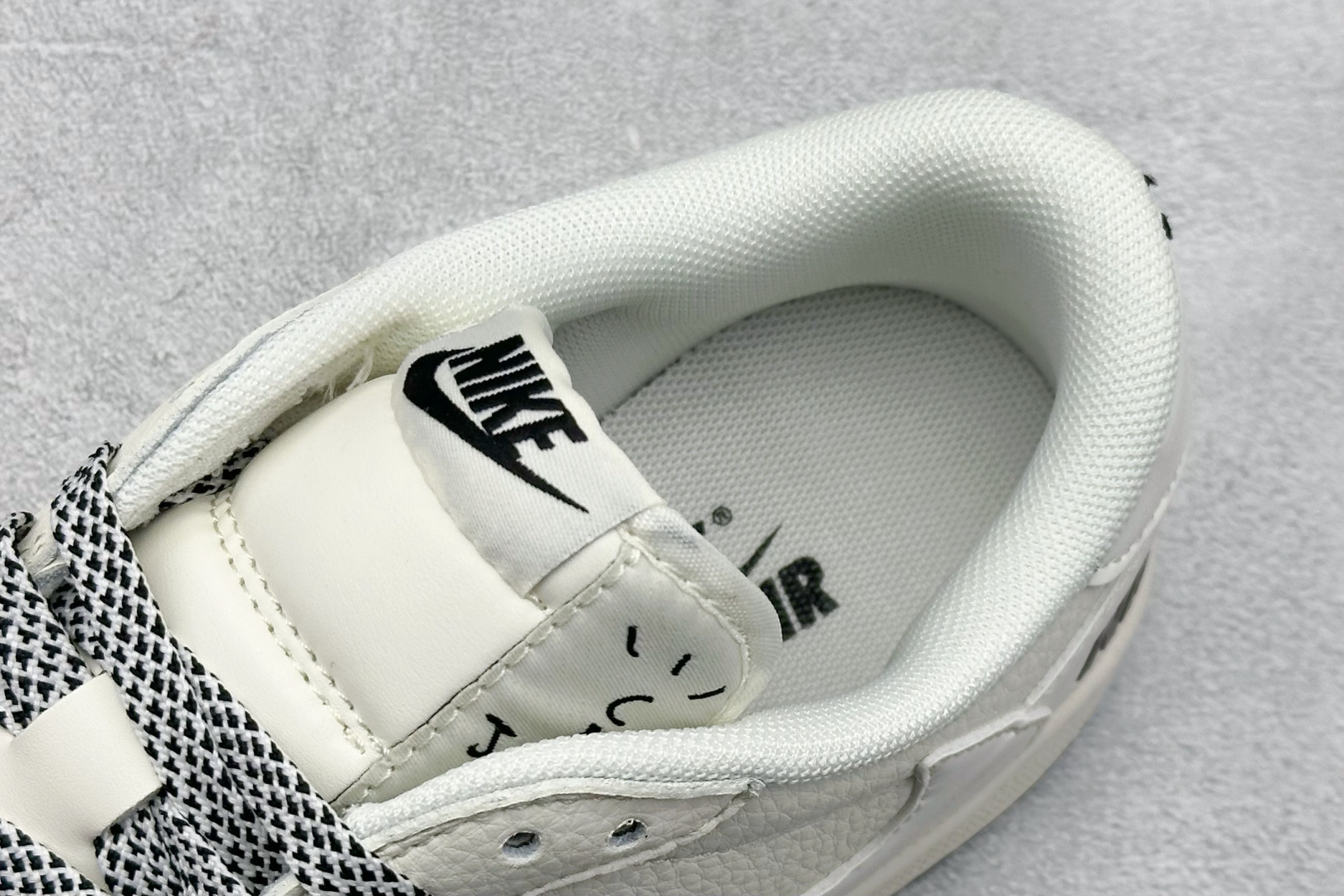 Travis Scott x Nike Air Jordan 1 Low x NIKE Air Jordan 1 Low 反转米白黑小勾满天星倒钩 JP1628-254