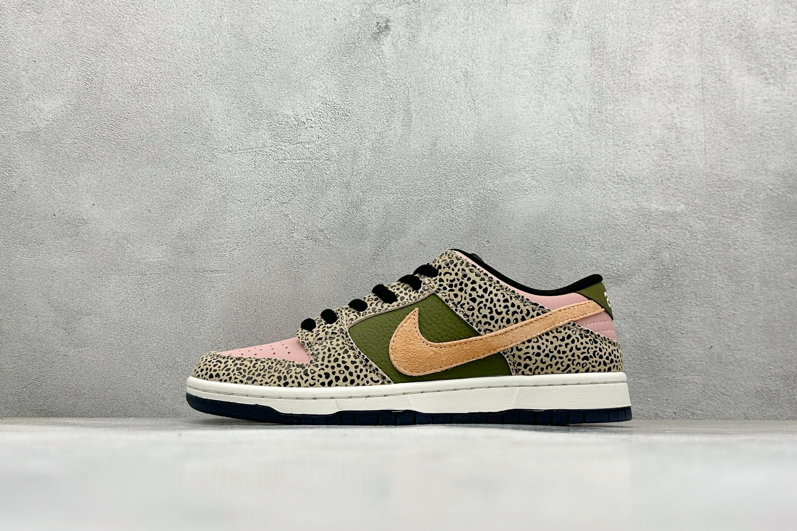 NO:341802,【Spot】Open store Epic Arts-Rec Skateshop x Nike SB Dunk Low Pro co-branded low-top casual board shoes #The toe and ankle neckline are made of rust pink frosted leather to create a delicate and elegant atmosphere. The olive green piping leather covers a quarter of the side of the shoe, forming a delicate visual contrast. The body body is made of rich amber brown, made of rich texture suede, adding layering and depth. The khaki cover, the sunken pattern on it is inspired by leopard print, releasing a strong 