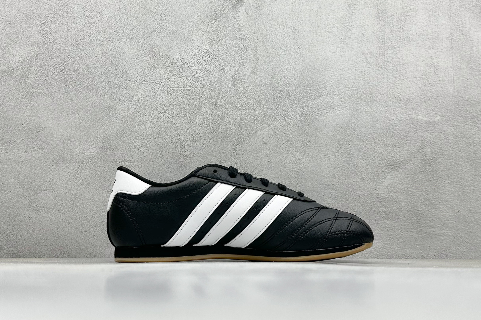 150 Adidas Originals Taekwondo 阿迪包裏性运动舒适防滑耐磨低帮训练鞋 JS1193