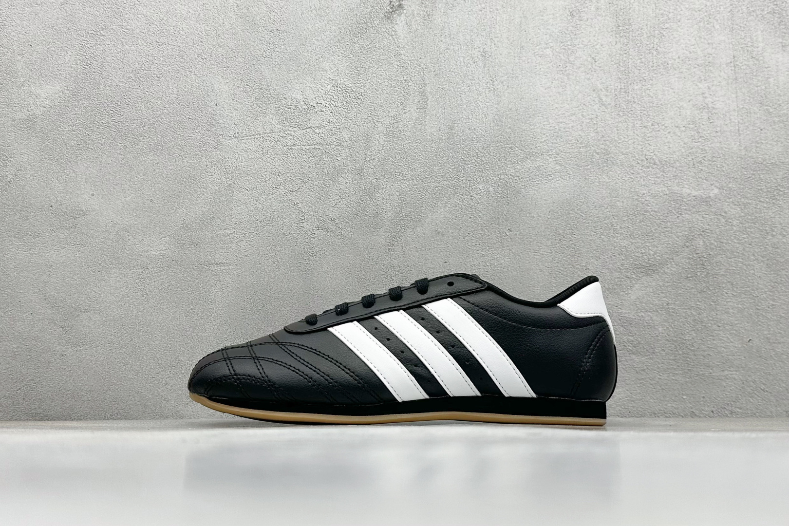 150 Adidas Originals Taekwondo 阿迪包裏性运动舒适防滑耐磨低帮训练鞋 JS1193