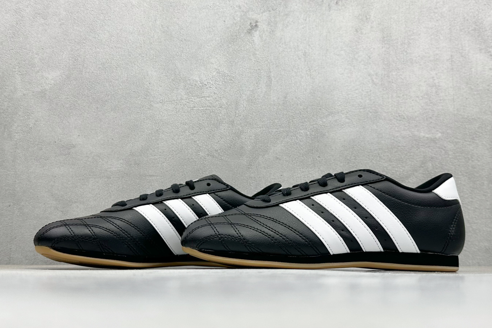 150 Adidas Originals Taekwondo 阿迪包裏性运动舒适防滑耐磨低帮训练鞋 JS1193