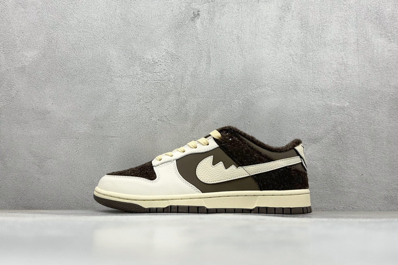 NO:341816,【Spot】Open store NIKE SB Dunk Low RETRO x LABUBU White and green fluff Production from the original manufacturer Highly recommended Original head layer material Exclusive version distillation processing brings a better visual and foot experience Large manufacturer's pure original quality shipment Cleanliness Electric embroidery process Clean cut without any burrs Perfect details Official item number DS 011 Size 36 36.5 37.5 38 38.5 39 40 40.5 41 42 42.5 43 44 44.5 45 Code 36, sports shoes series, sneakers19860909【現貨】 放店私 NIKE SB Dunk Low RETRO x LABUBU 白绿绒毛 纯原大厂出品 极力推荐 原装头层材料 独家版型蒸餾加工 帶來的是更好的视觉和脚感体验 大厂纯原品质出货 清洁度 电绣工艺 皮料切割干净无任何毛边 细节完美 官方货号DS 011 尺码36 36.5 37.5 38 38.5 39 40 40.5 41 42 42.5 43 44 44.5 45 编码36,运动鞋系列,sneakers,Men's shoes