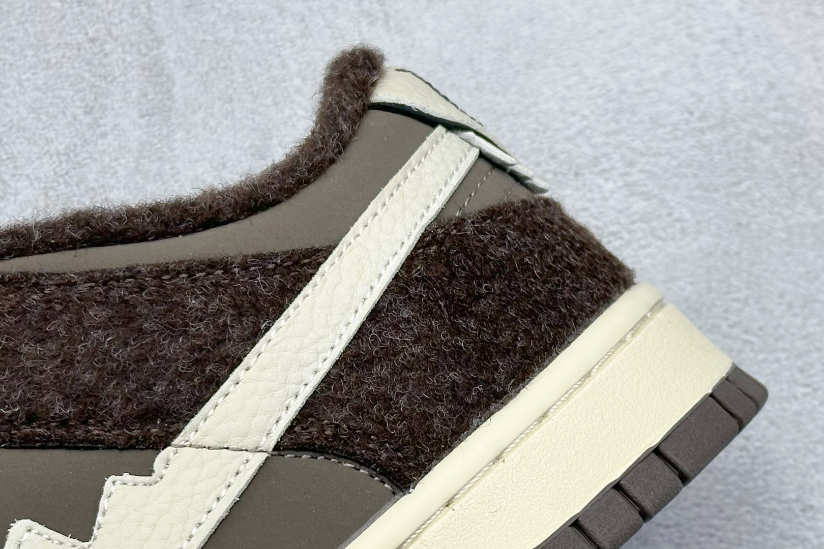 NIKE SB Dunk Low RETRO x LABUBU 白绿绒毛 DS6608-011