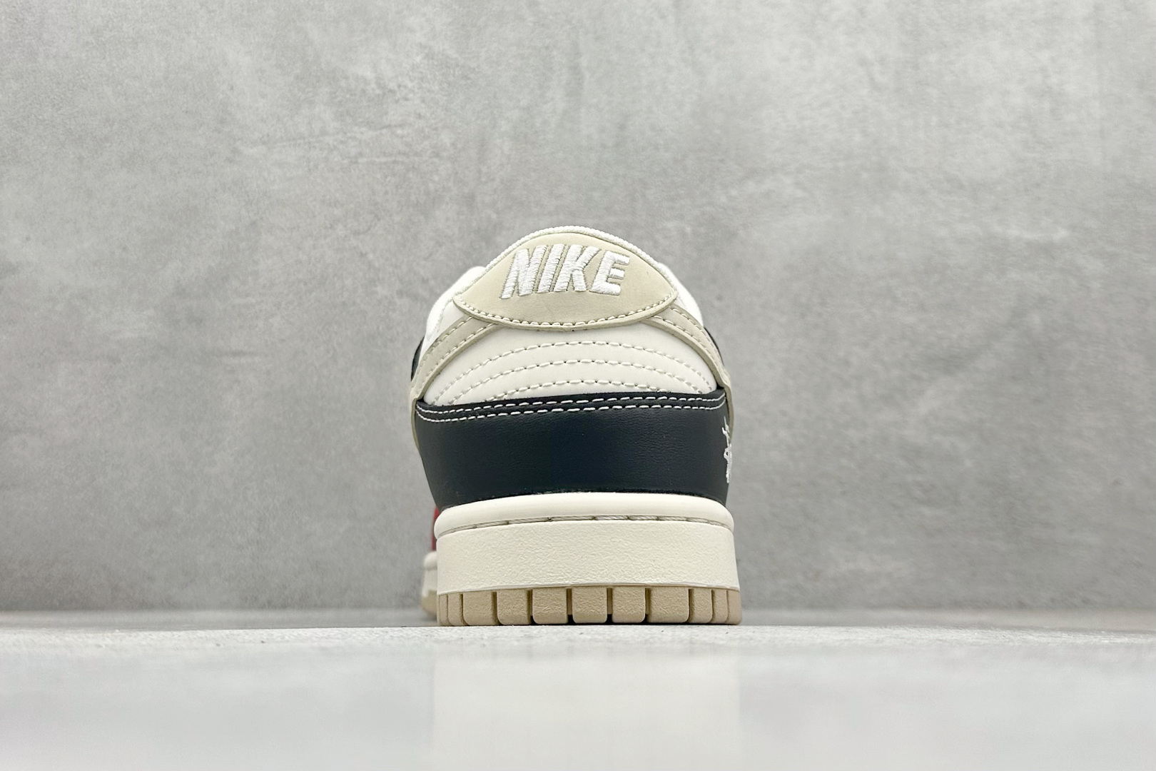 Nike SB Dunk Low “斯图西联名——米灰红”高端定制 低帮休闲板鞋 HS2506-211