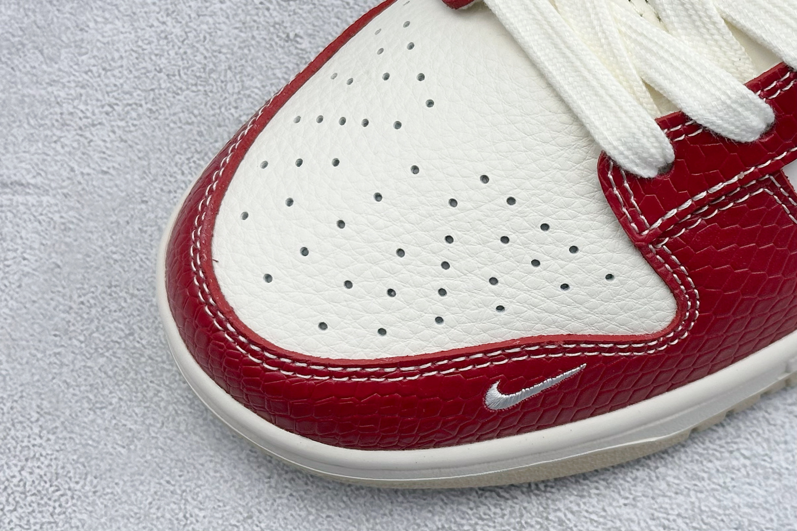 Nike SB Dunk Low “斯图西联名——米灰红”高端定制 低帮休闲板鞋 HS2506-211