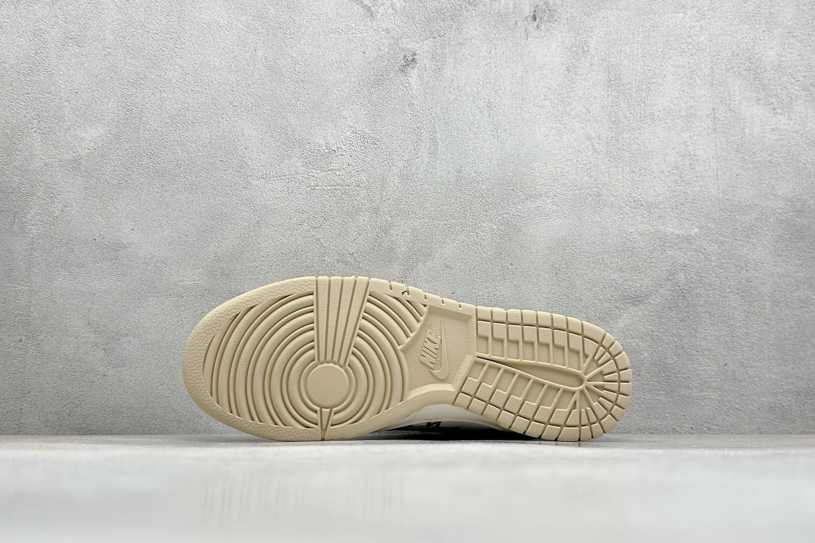 Nike SB Dunk Low “斯图西联名——米灰红”高端定制 低帮休闲板鞋 HS2506-211