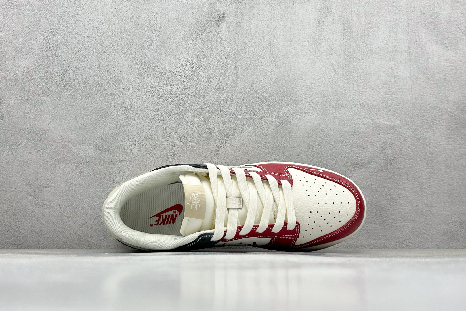 Nike SB Dunk Low “斯图西联名——米灰红”高端定制 低帮休闲板鞋 HS2506-211