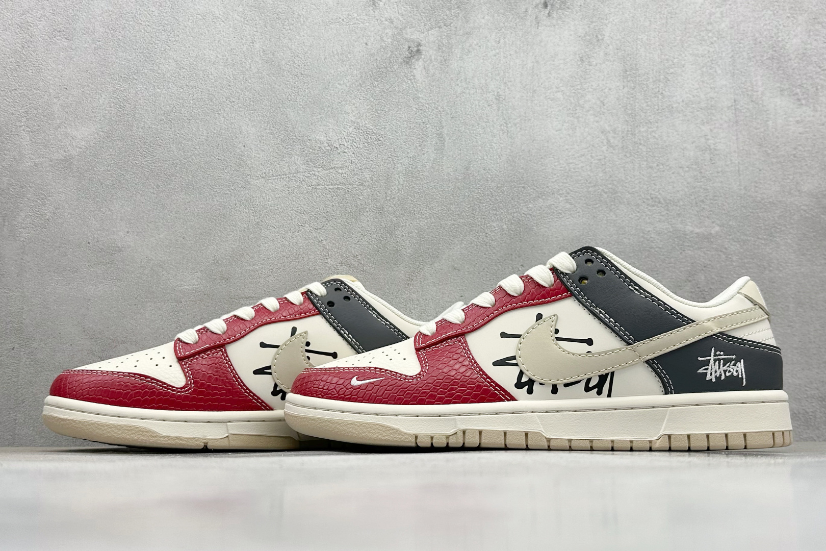 Nike SB Dunk Low “斯图西联名——米灰红”高端定制 低帮休闲板鞋 HS2506-211