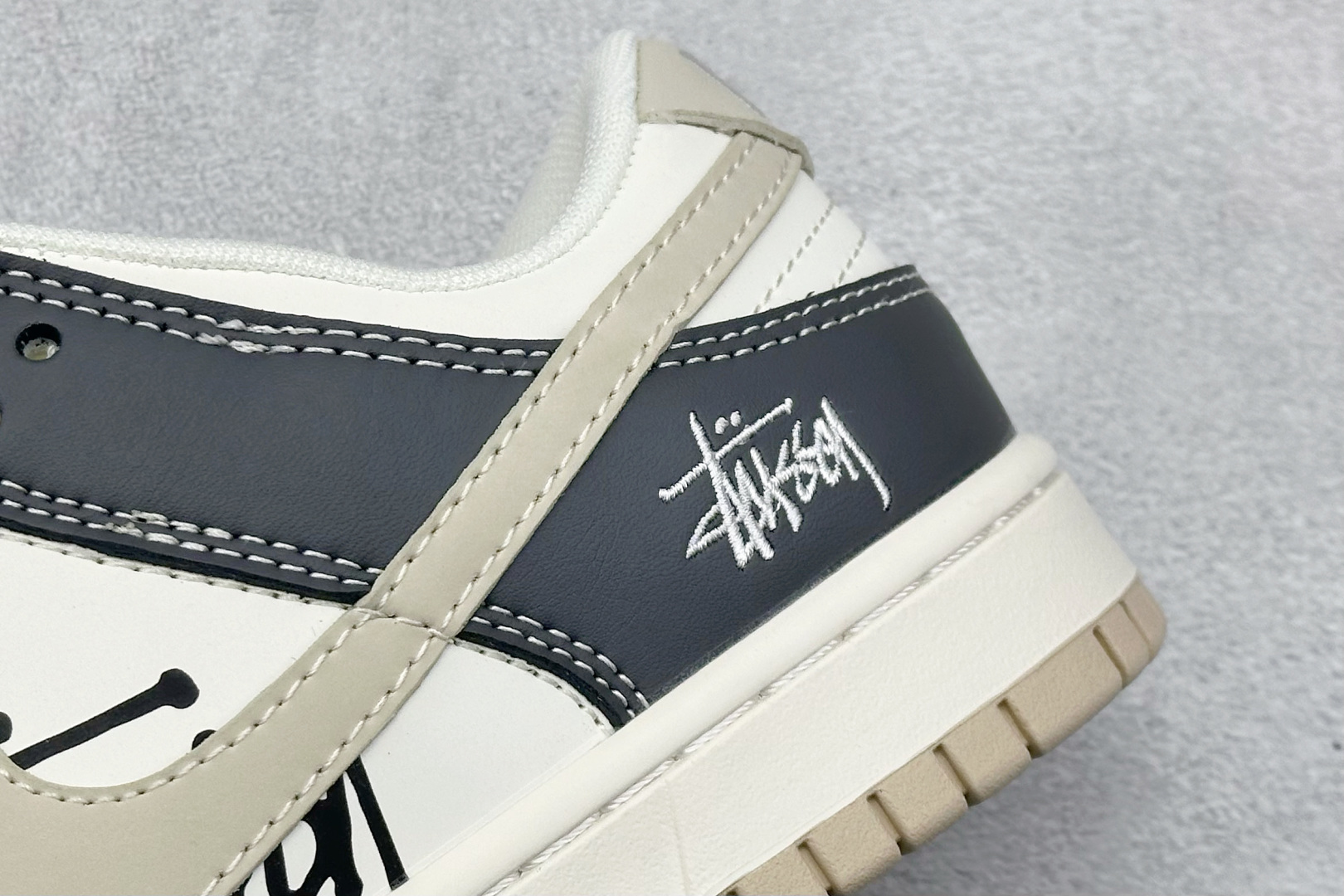 Nike SB Dunk Low “斯图西联名——米灰红”高端定制 低帮休闲板鞋 HS2506-211