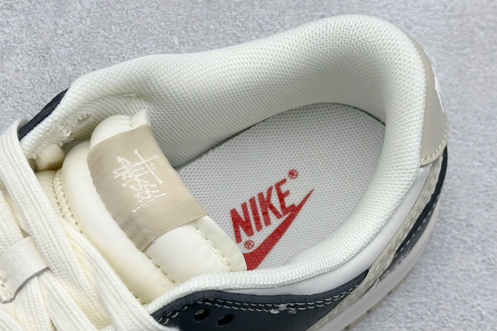 Nike SB Dunk Low “斯图西联名——米灰红”高端定制 低帮休闲板鞋 HS2506-211