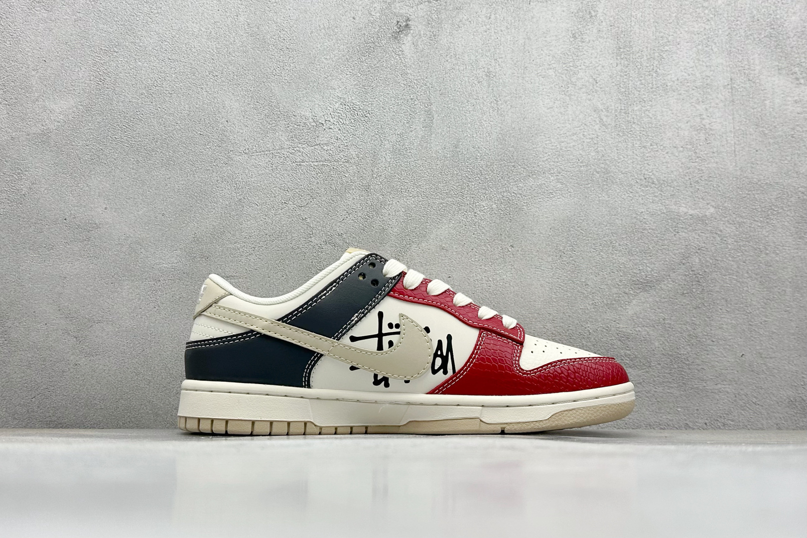 Nike SB Dunk Low “斯图西联名——米灰红”高端定制 低帮休闲板鞋 HS2506-211