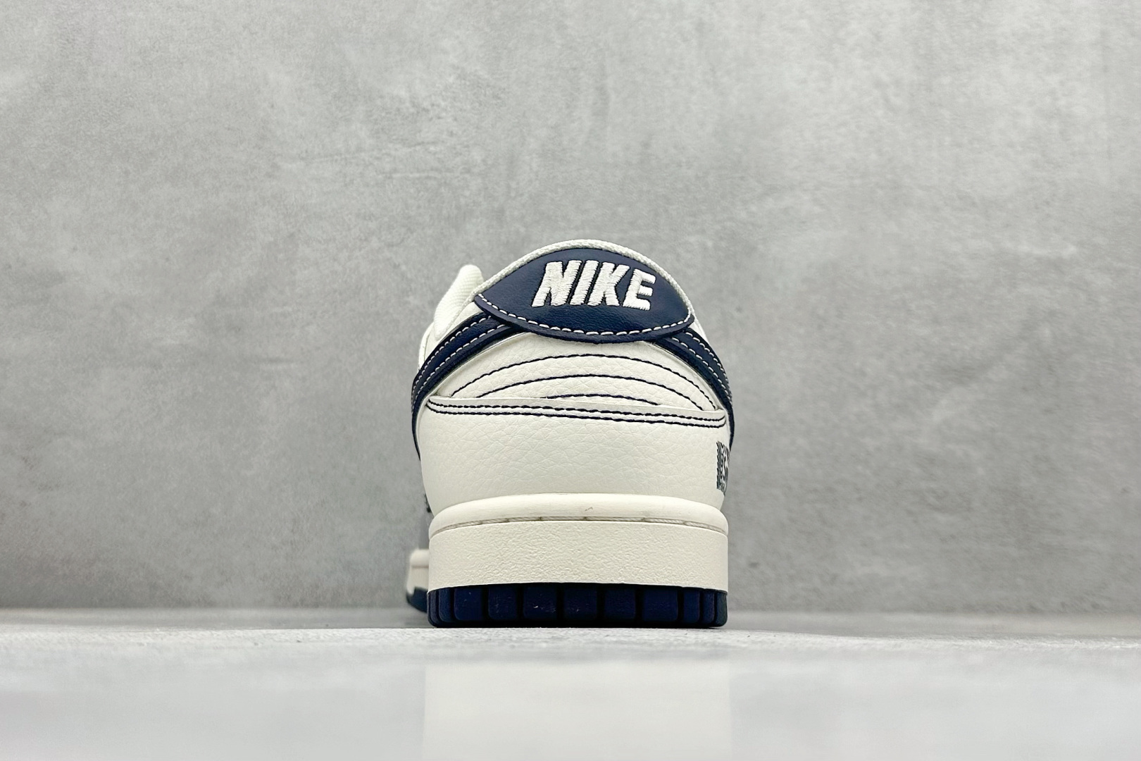 Nike SB Dunk Low x Supreme 灰白黑小勾 SD6868-102