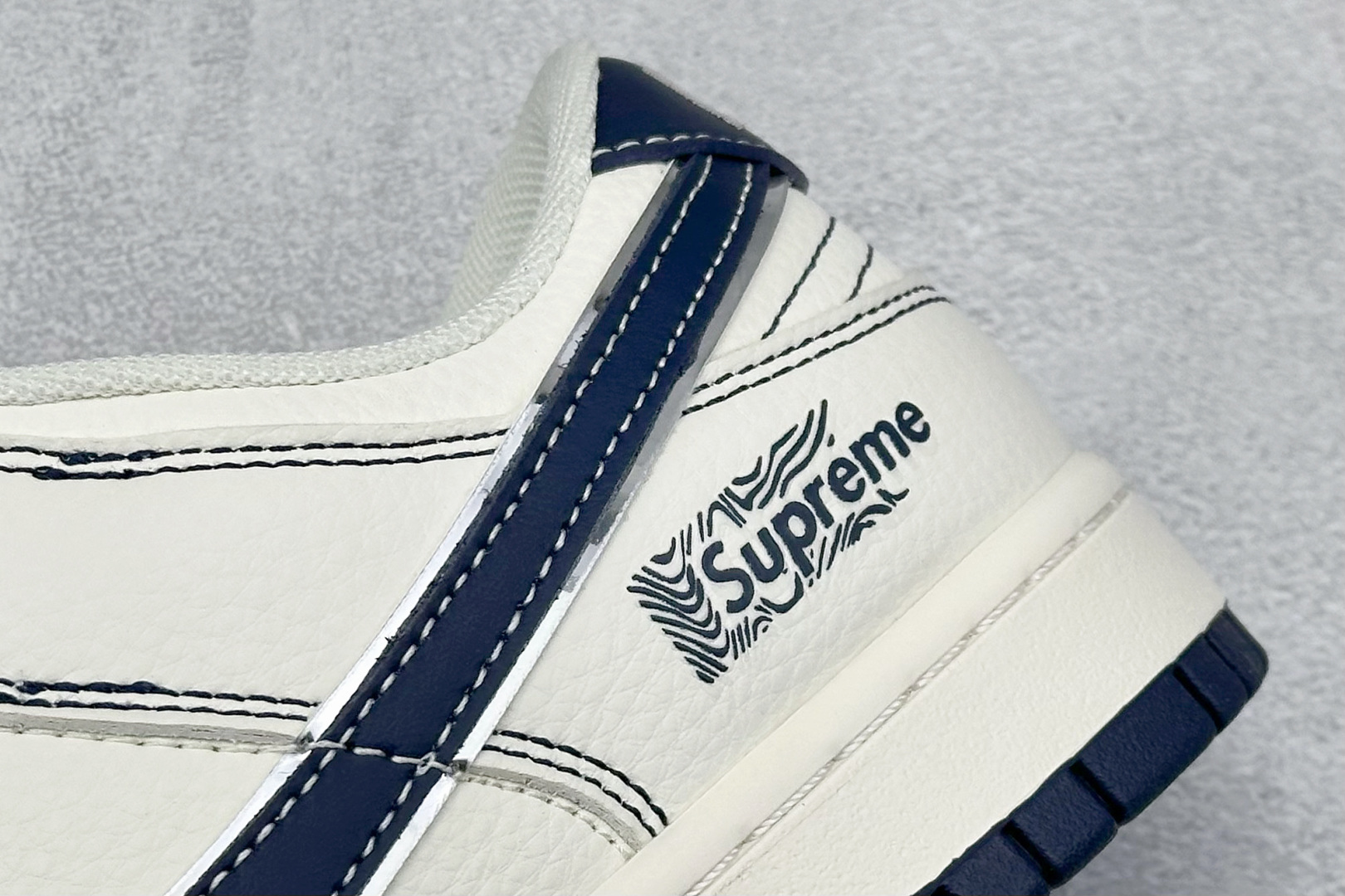 Nike SB Dunk Low x Supreme 灰白黑小勾 SD6868-102