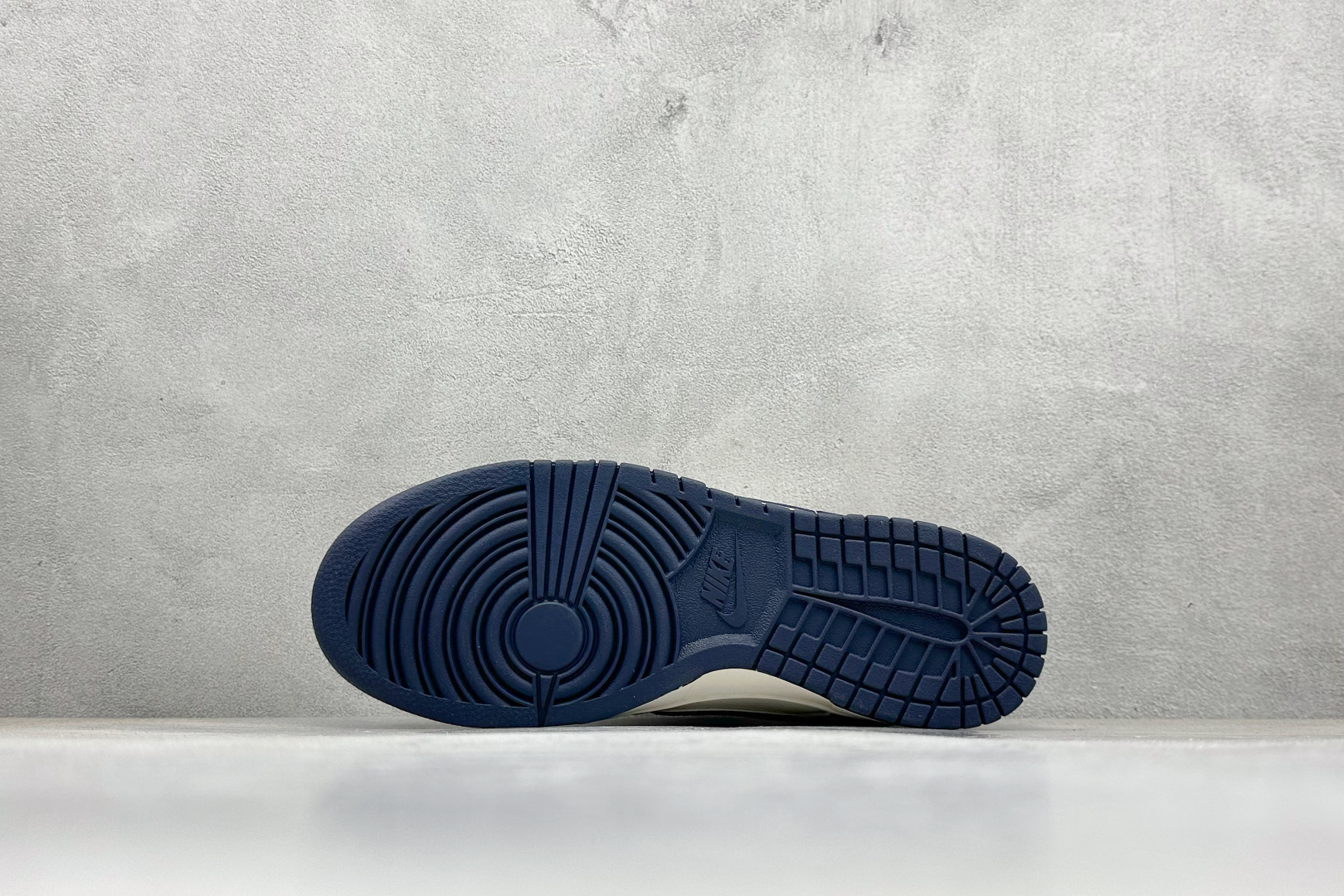 Nike SB Dunk Low x Supreme 灰白黑小勾 SD6868-102