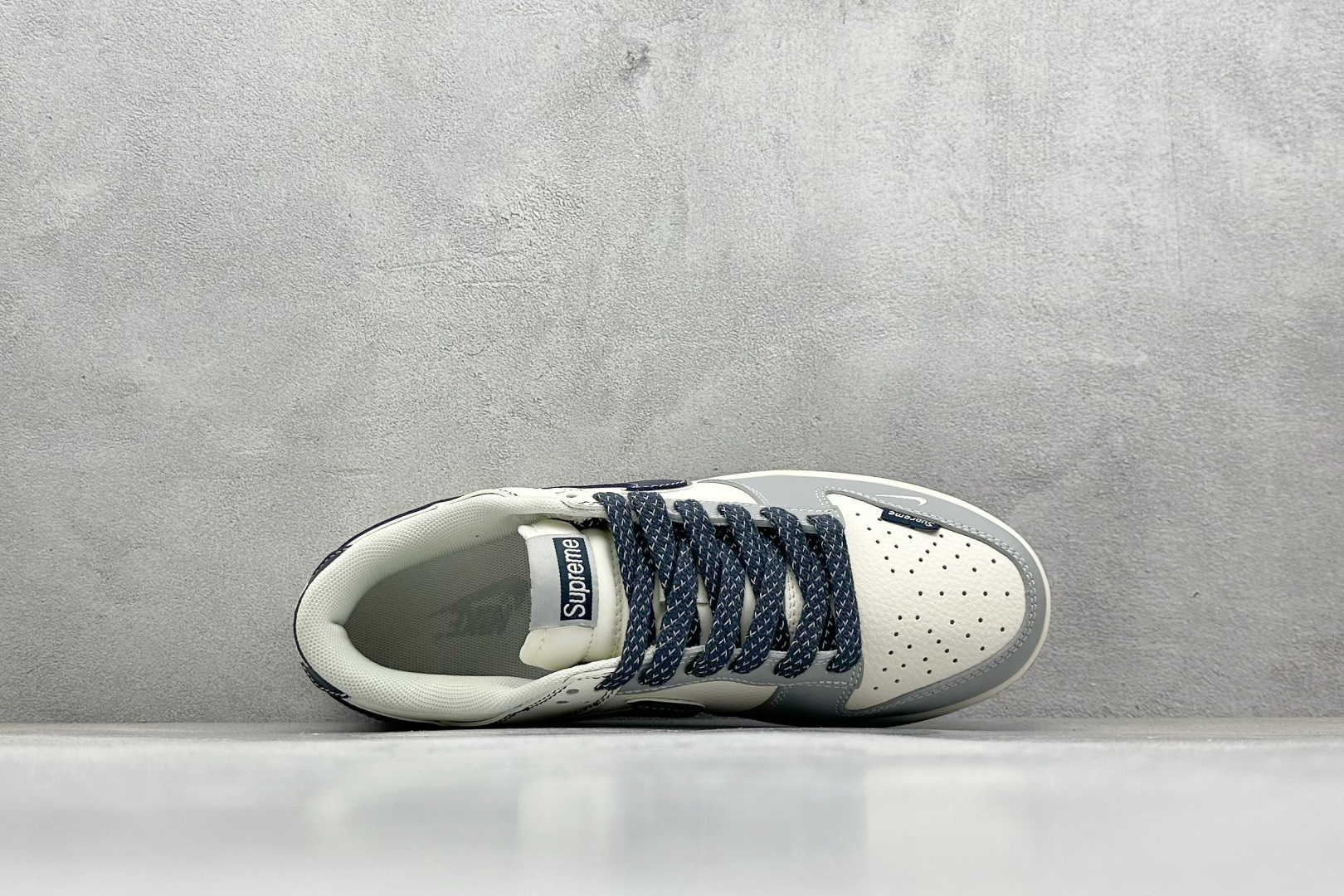 Nike SB Dunk Low x Supreme 灰白黑小勾 SD6868-102