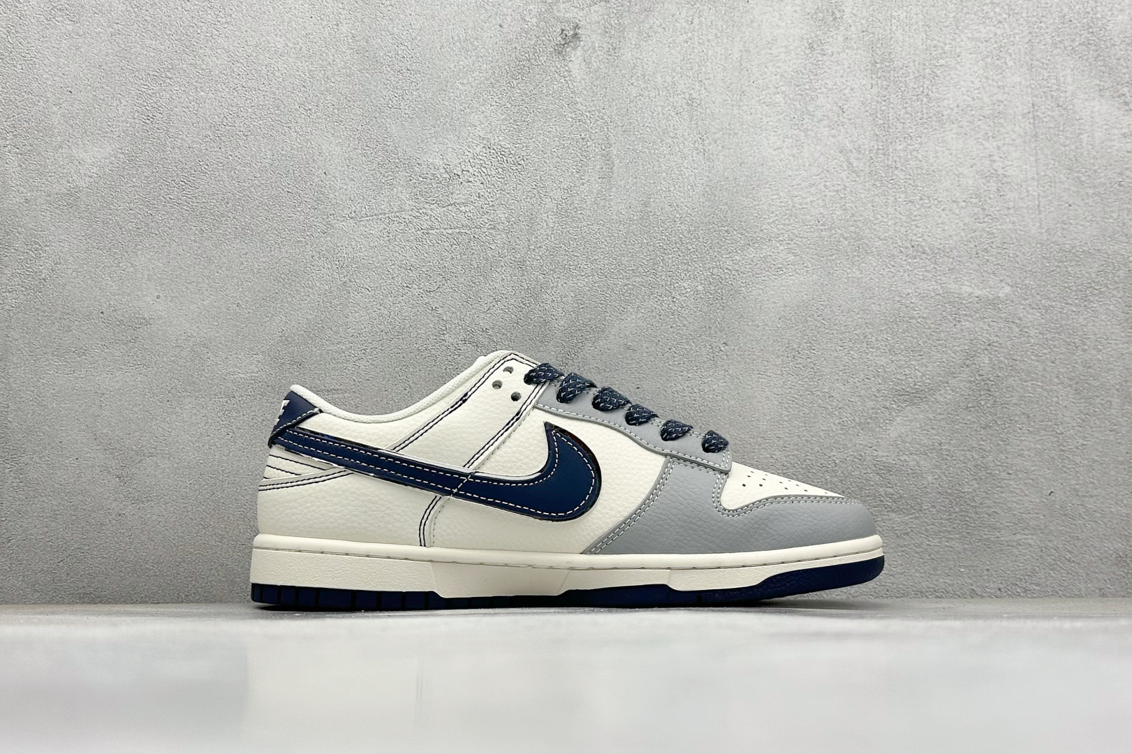 Nike SB Dunk Low x Supreme 灰白黑小勾 SD6868-102