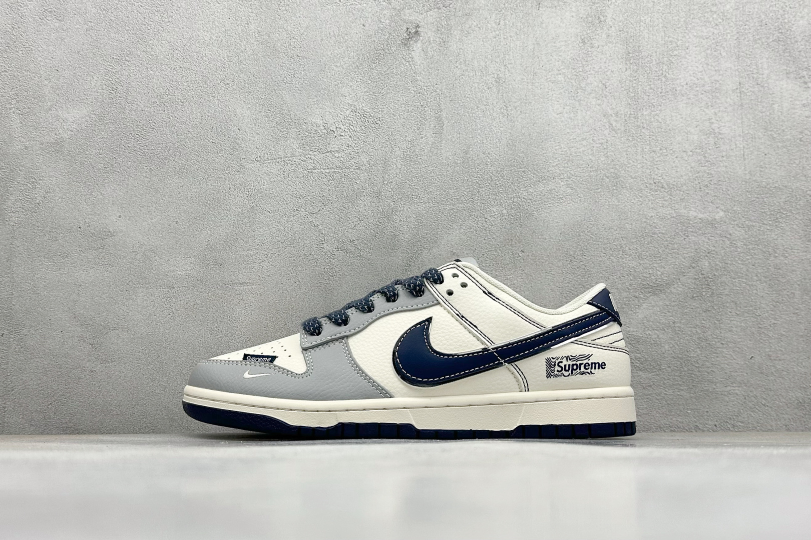 NO:341831,【Spot】Open store Nike SB Dunk Low x Supreme Grey and white black hooks Produced by Pure original factory Highly recommended Original head layer material Exclusive version distillation processing brings better visual and foot experience Large factory pure original quality shipment Cleanliness Electric embroidery process Clean leather cutting without any burrs Perfect details Official item number SD 102 Size 36 36.5 37.5 38 38.5 39 40 40.5 41 42 42.5 43 44 44.5 45 Code 36, sports shoes series, sneakers19860909【現貨】 放店私 Nike SB Dunk Low x Supreme 灰白黑小勾 纯原大厂出品 极力推荐 原装头层材料 独家版型蒸餾加工 帶來的是更好的视觉和脚感体验 大厂纯原品质出货 清洁度 电绣工艺 皮料切割干净无任何毛边 细节完美 官方货号SD 102 尺码36 36.5 37.5 38 38.5 39 40 40.5 41 42 42.5 43 44 44.5 45 编码36,运动鞋系列,sneakers,Men's shoes