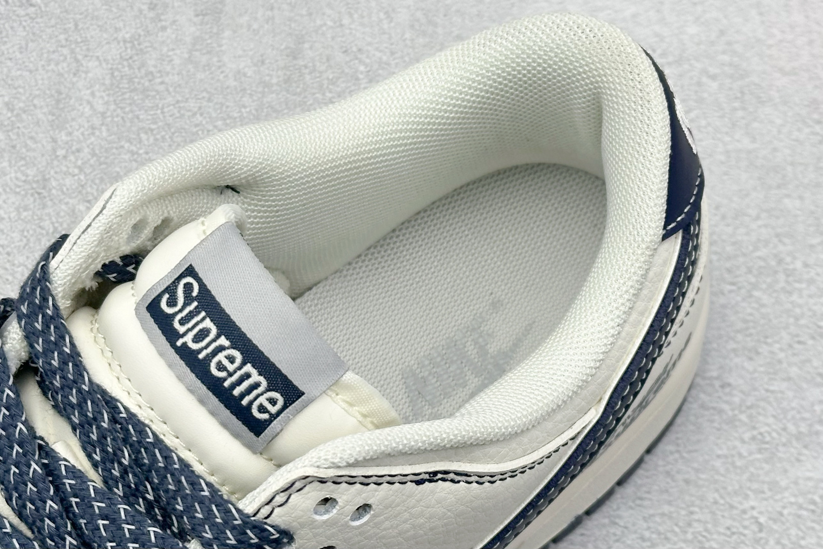 Nike SB Dunk Low x Supreme 灰白黑小勾 SD6868-102