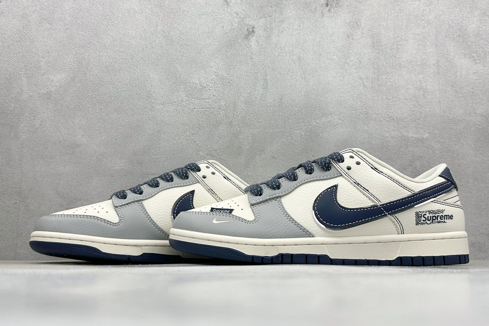 Nike SB Dunk Low x Supreme 灰白黑小勾 SD6868-102