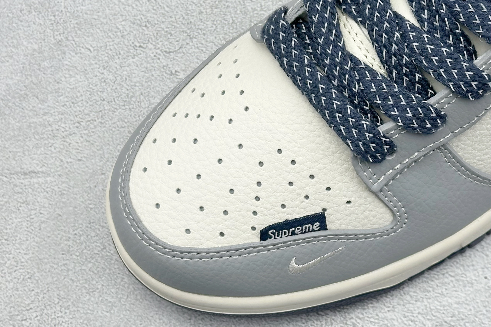 Nike SB Dunk Low x Supreme 灰白黑小勾 SD6868-102