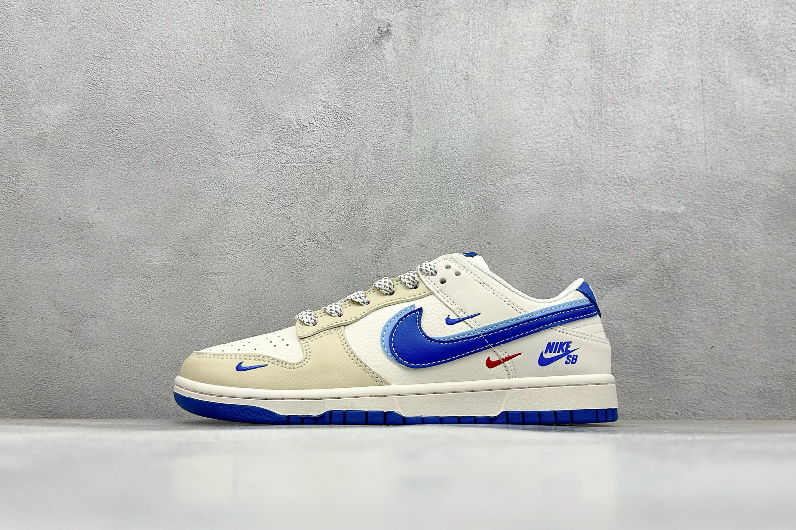 NO:341843,【Spot】Open store Nike SB Dunk Low x NIKE three small hooks produced by pure original manufacturer Highly recommended Original head layer material Exclusive version distillation processing brings better visual and foot experience Large factory pure original quality shipment Cleanliness Electric embroidery process Clean cut without any burrs Perfect details Official item number HS2506 223 Size 36 36.5 37.5 38 38.5 39 40 40.5 41 42 42.5 43 44 44.5 45 Code 36, sports shoes series, sneakers19860909【現貨】 放店私 Nike SB Dunk Low x NIKE 米白蓝三小勾 纯原大厂出品 极力推荐 原装头层材料 独家版型蒸餾加工 帶來的是更好的视觉和脚感体验 大厂纯原品质出货 清洁度 电绣工艺 皮料切割干净无任何毛边 细节完美 官方货号HS2506 223 尺码36 36.5 37.5 38 38.5 39 40 40.5 41 42 42.5 43 44 44.5 45 编码36,运动鞋系列,sneakers,Men's shoes