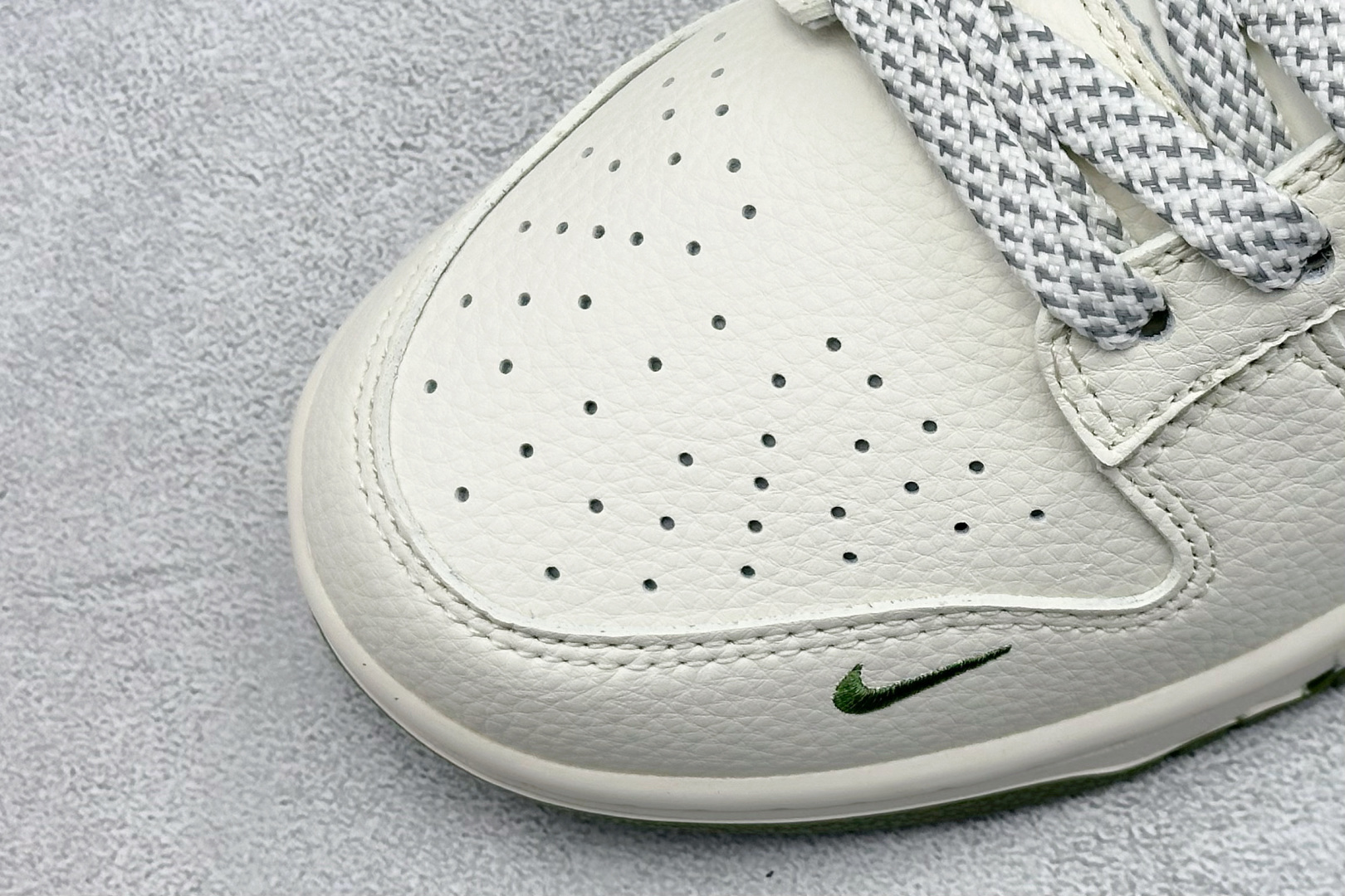 Nike SB Dunk Low “nike联名——米棕绿”高端定制 低帮休闲板鞋 HS2506-222