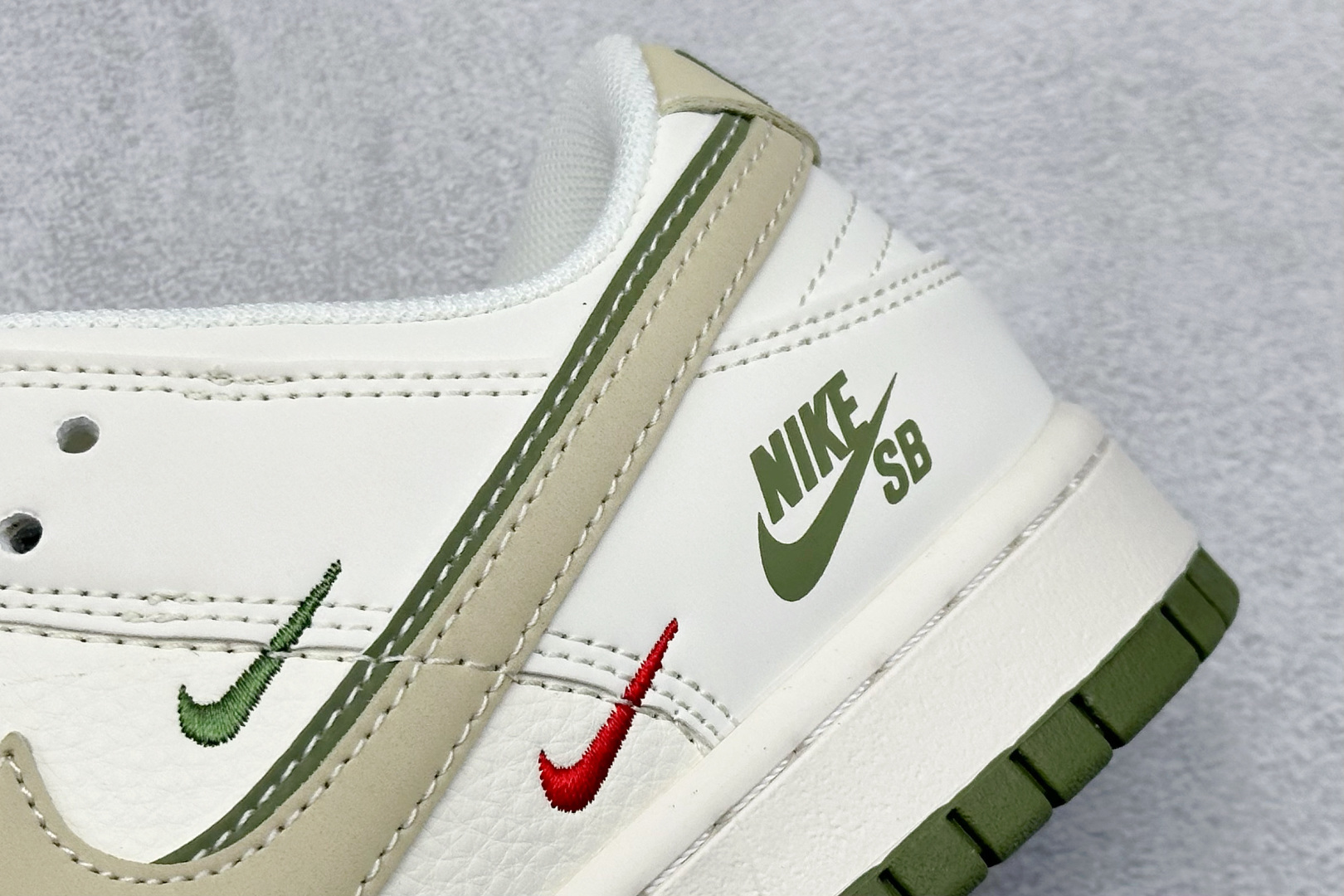 Nike SB Dunk Low “nike联名——米棕绿”高端定制 低帮休闲板鞋 HS2506-222