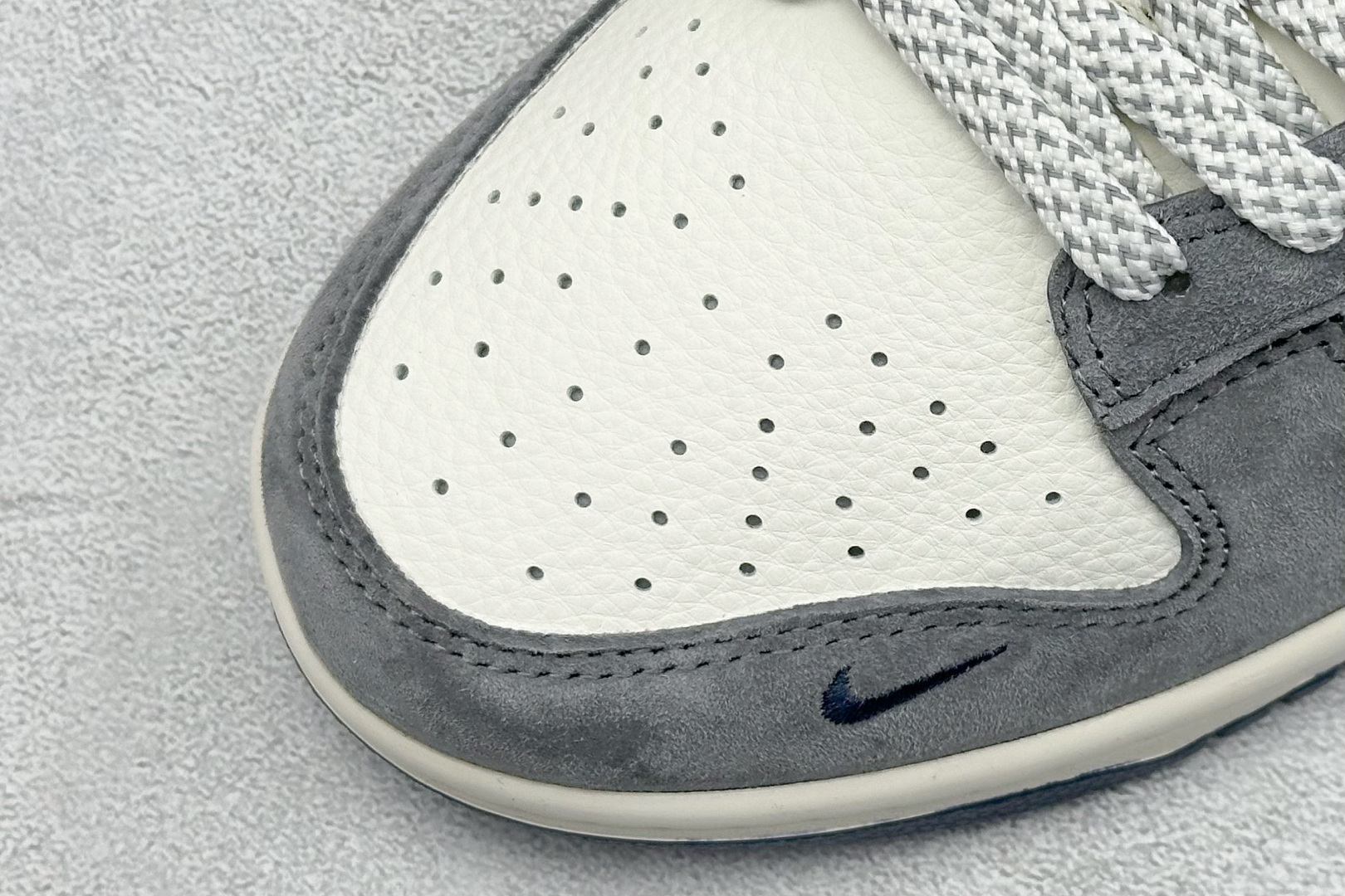 Nike SB Dunk Low “DIOR联名——斑灰米红”高端定制 低帮休闲板鞋 HS2506-228