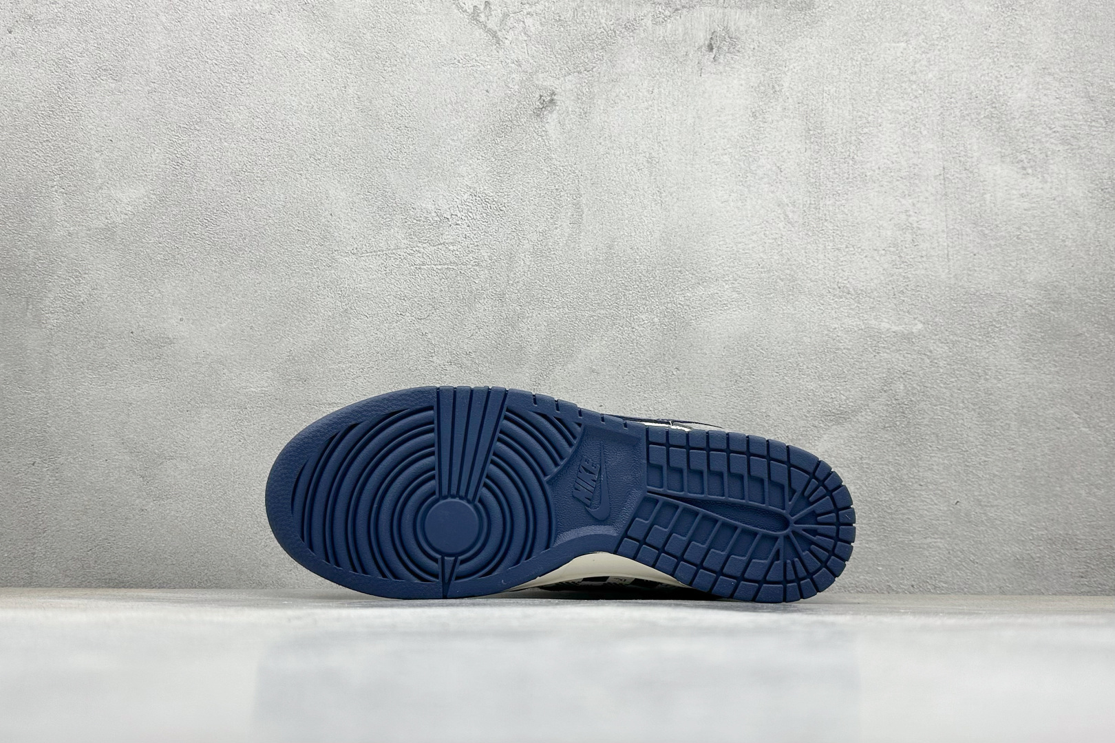 Nike SB Dunk Low “DIOR联名——斑灰米红”高端定制 低帮休闲板鞋 HS2506-228