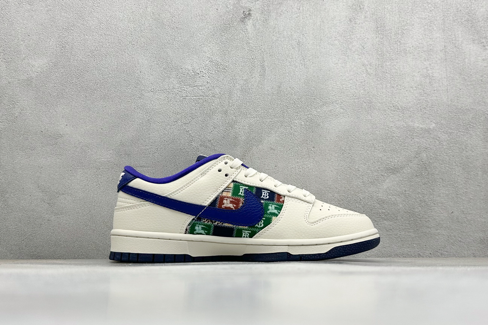 SC版Nike SB Dunk Low 巴宝莉联名 白蓝复古拼接 高端定制 低帮休闲板鞋 SD6688-002