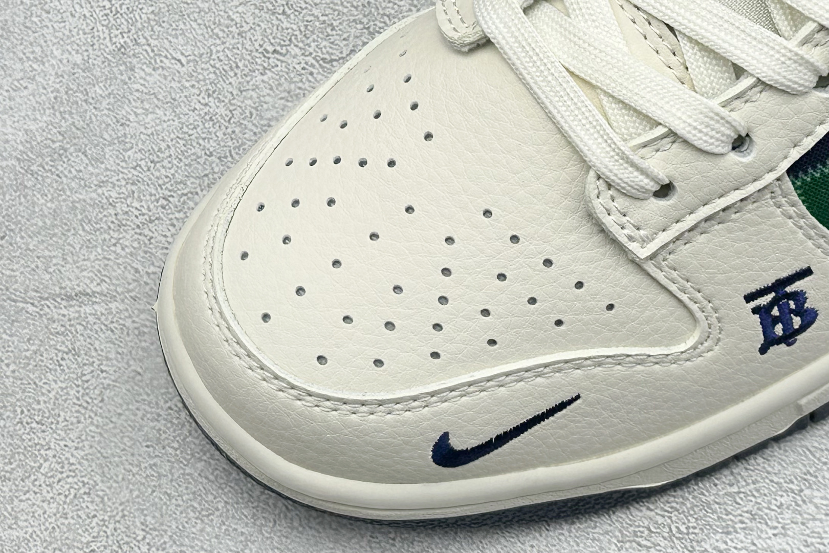 SC版Nike SB Dunk Low 巴宝莉联名 白蓝复古拼接 高端定制 低帮休闲板鞋 SD6688-002