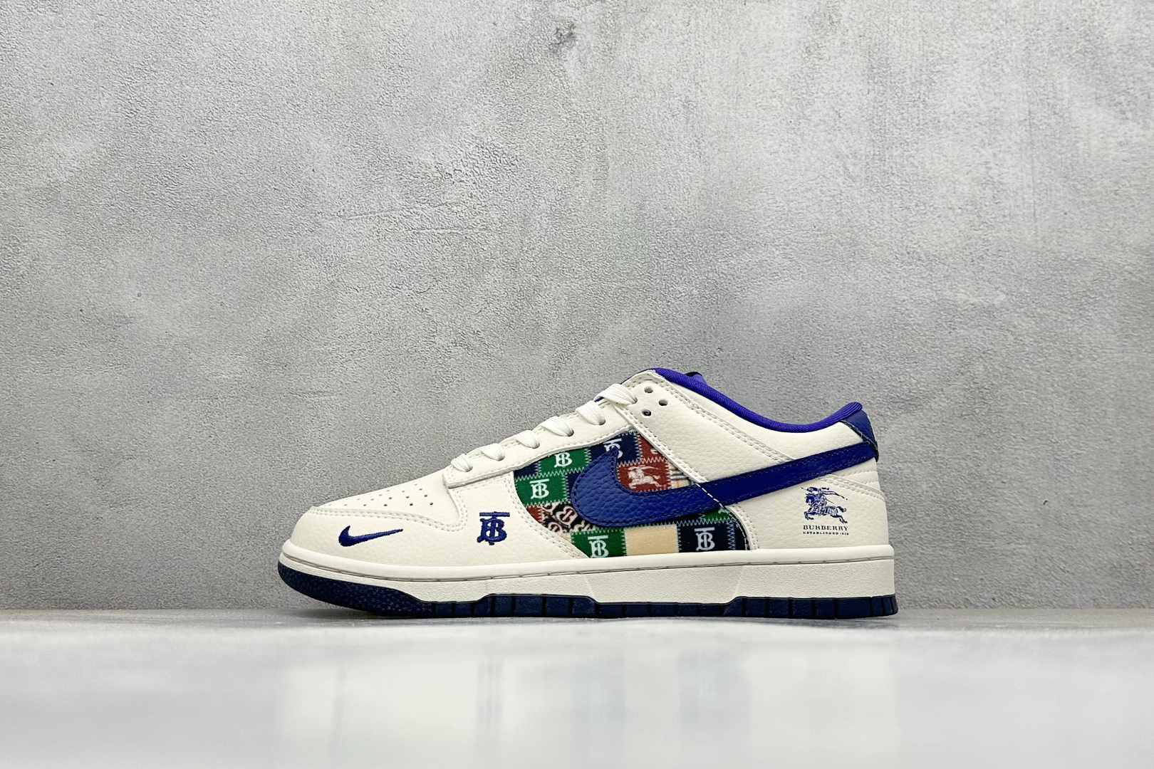 NO:341817,[Spot] Terminal store SC version Nike SB Dunk Low Burberry joint brand white and blue retro splicing high-end customization low-top casual board shoes #customized shoe box Large factory pure original quality shipment Ultra high cleanliness The leather is clean and has no burrs. Perfect details. Article number SD-002 Size 36 36.5 37.5 38 38.5 39 40 40.5 41 42 42.5 43 44 44.5 45 Code 38, sports shoes series, burberry, sneakers19860909【現貨】 终端放店 SC版Nike SB Dunk Low 巴宝莉联名 白蓝复古拼接 高端定制 低帮休闲板鞋 #定制鞋盒 大厂纯原品质出货 超高清洁度 皮料切割干净无任何毛边 细节完美 货号SD-002 尺码36 36.5 37.5 38 38.5 39 40 40.5 41 42 42.5 43 44 44.5 45 编码38,运动鞋系列,burberry,sneakers,Men's shoes