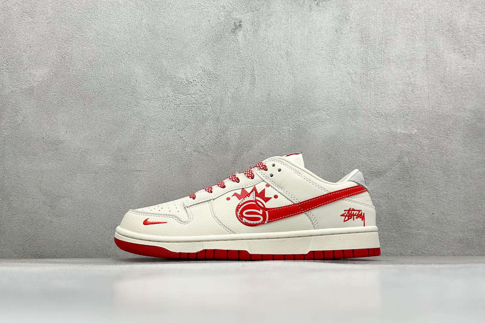 NO:341822,【Spot】 Terminal store XC version Nike SB Dunk Low x Stussy White and red hook pure original manufacturer highly recommended Original head layer material Exclusive version distillation processing brings better visual and foot experience Large factory pure original quality shipment Cleanliness Electric embroidery process The leather is clean and has no burrs, perfect details Official item number DG 004 Size 36 36.5 37.5 38 38.5 39 40 40.5 41 42 42.5 43 44 44.5 45 Code 38, sports shoes series, sneakers19860909【現貨】 终端放店 XC版Nike SB Dunk Low x Stussy 白红小勾 纯原大厂出品 极力推荐 原装头层材料 独家版型蒸餾加工 帶來的是更好的视觉和脚感体验 大厂纯原品质出货 清洁度 电绣工艺 皮料切割干净无任何毛边 细节完美 官方货号DG 004 尺码36 36.5 37.5 38 38.5 39 40 40.5 41 42 42.5 43 44 44.5 45 编码38,运动鞋系列,sneakers,Men's shoes