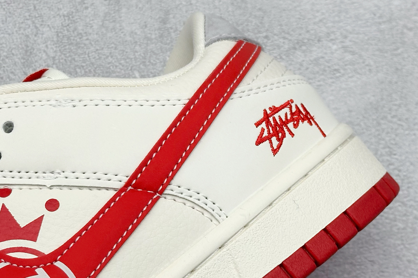 XC版Nike SB Dunk Low x Stussy 白红小勾 DG2025-004