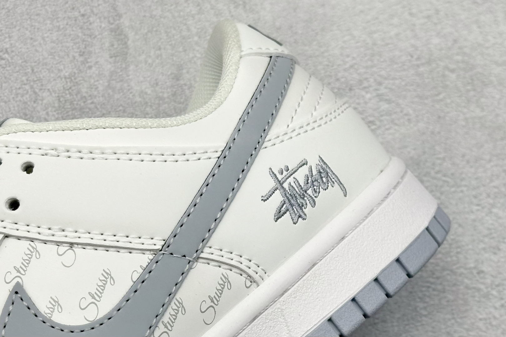 XC版Nike SB Dunk Low 斯图西联名 印花灰勾 周年高端定制 低帮休闲板鞋 CS1688-125